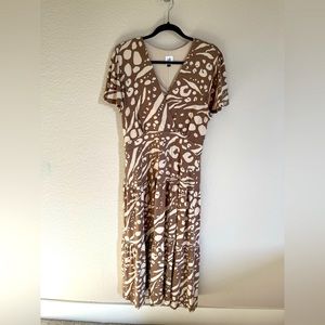 Beautiful Cabi long dress with cool back detail.